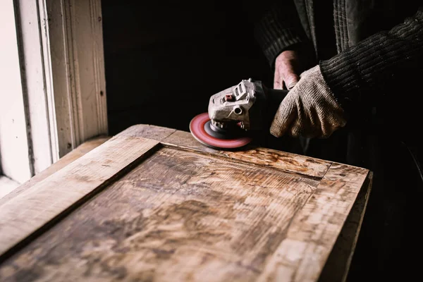 Artesano Pule Tablero Madera Maciza Con Una Lijadora Restauración Muebles — Foto de Stock