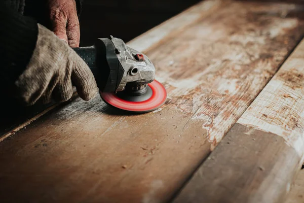 Artesano Pule Tablero Madera Maciza Con Una Lijadora Restauración Muebles —  Fotos de Stock