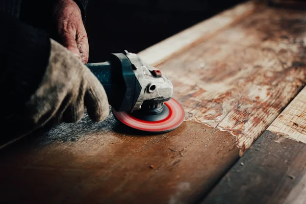 Artesano Pule Tablero Madera Maciza Con Una Lijadora Restauración Muebles — Foto de Stock