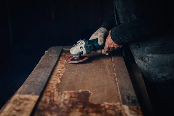 Artesano Pule Tablero Madera Maciza Con Una Lijadora Restauración Muebles — Foto de Stock