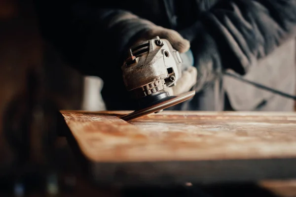 Schleifen Mit Einem Elektrischen Holzschleifer Restaurieren Von Massivholzmöbeln Holzarbeiten — Stockfoto
