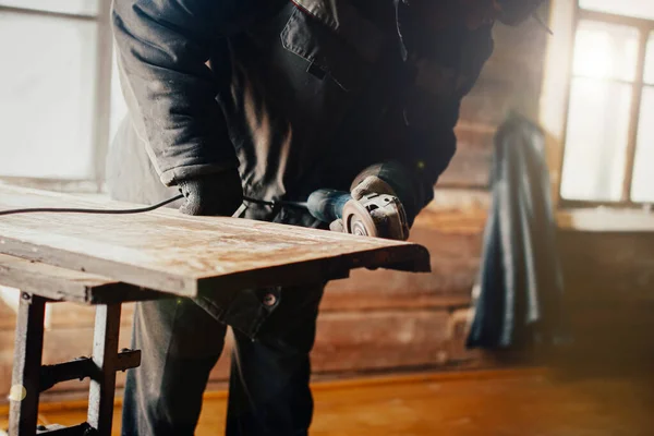 Ремесленник Полирует Цельную Деревянную Доску Шлифовальным Шлифом Реставрация Мебели — стоковое фото