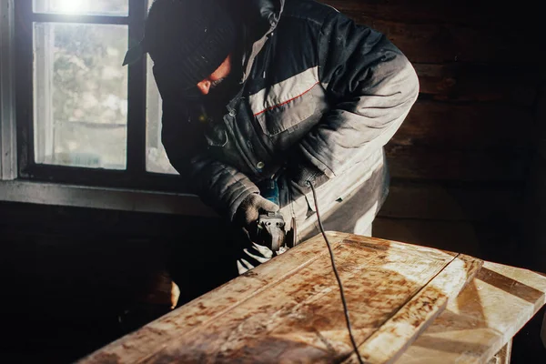 Anciano Puliendo Tablero Madera Con Molino Casa Restauración Muebles Tareas — Foto de Stock