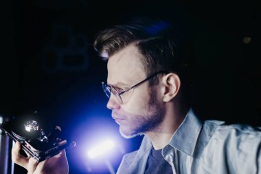  Erkek bilgisayar teknisyeni sabit disk tutuyor. bilgisayar depolama sürücüsü.