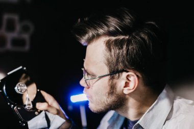  Erkek bilgisayar teknisyeni sabit disk tutuyor. bilgisayar depolama sürücüsü.