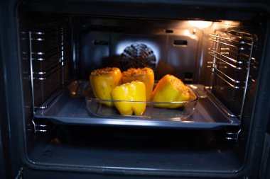 Fırında dolgulu biberli cam tabak, yakın görüş.