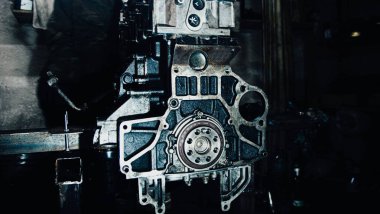 Araç içi motor tamiri, sökülmüş motor, yakın görüntü