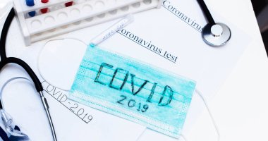 Tıbbi test tüpü ve stetoskop ve maskeli Coronavirus testi, bulaşıcı koronavirüsün önlenmesi konsepti