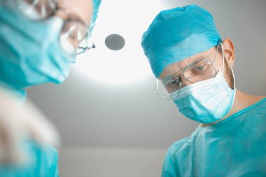 Profesyonel cerrah ve genç bayan stajyer, hastane odasında, tıbbi konsept.