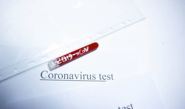 Coronavirus testi yakınında kan ve insrition 2019-ncov içeren tıbbi test tüpü, kontaminasyon koronavirüsü önleme salgını konsepti