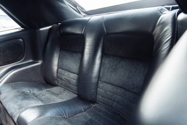  İç mekan siyah deri araba manzaralı.