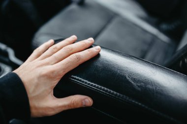 Erkek eli deri koltukta, araba kuaföründe, yakın görüş 