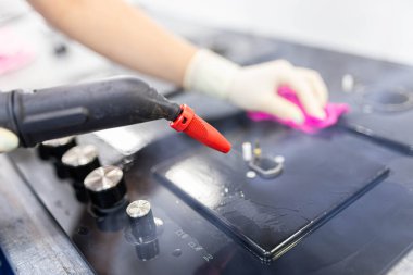 Gaz sobası temizleme ve mutfakta buharlı temizleme. Evde dezenfeksiyon