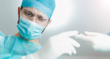 Profesyonel cerrah ve genç bayan stajyer, hastane odasında, tıbbi konsept.