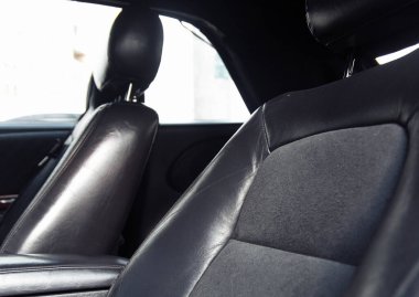  İç mekan siyah deri araba manzaralı.