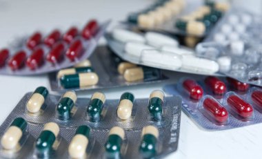 Hafif arka planda renkli ilaç seti, tıbbi teşhis ve terapi konsepti