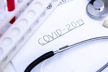 İçinde tıbbi test tüpleri ve steteskoplu Coronavirus testi olan kutu, bulaşıcı koronavirüsü önleme salgını konsepti