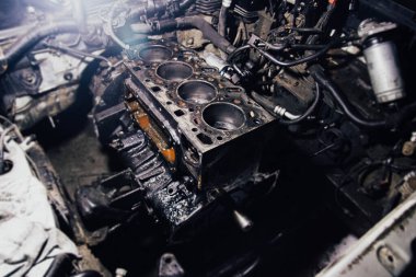 Araç içi motor tamiri, sökülmüş motor, yakın görüntü