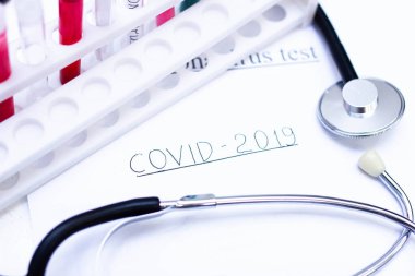 İçinde tıbbi test tüpleri ve steteskoplu Coronavirus testi olan kutu, bulaşıcı koronavirüsü önleme salgını konsepti