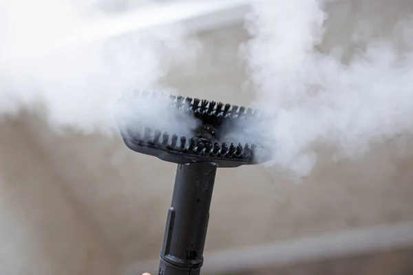 Evi Temizlemek Için Buhar Temizleyici Fırçasından Püsküren Buhar — Stok fotoğraf