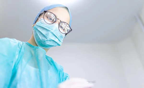 Junge Chirurgin Uniform Und Brille Während Pandemie Operationssaal — Stockfoto