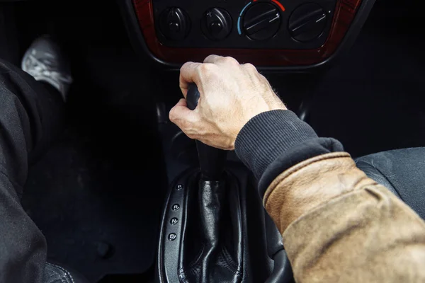 Mano Masculina Que Utiliza Cambio Palanca Engranaje Mientras Conduce Coche — Foto de Stock