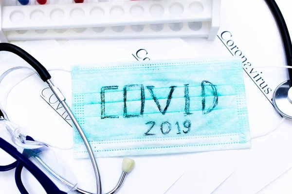 İçinde tıbbi test tüpleri ve steteskoplu Coronavirus testi olan kutu, bulaşıcı koronavirüsü önleme salgını konsepti