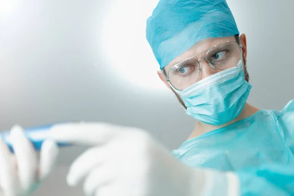 Professionell Kirurg Med Ung Kvinnlig Assistent Praktikant Sjukhus Operationssal Medicinskt — Stockfoto