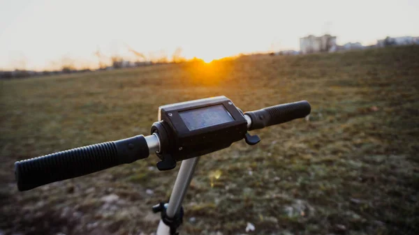 Yazın Yeşil Çimlerde Beyaz Elektrikli Scooter Tekerlekli Kentsel Taşımacılık Kavramı — Stok fotoğraf