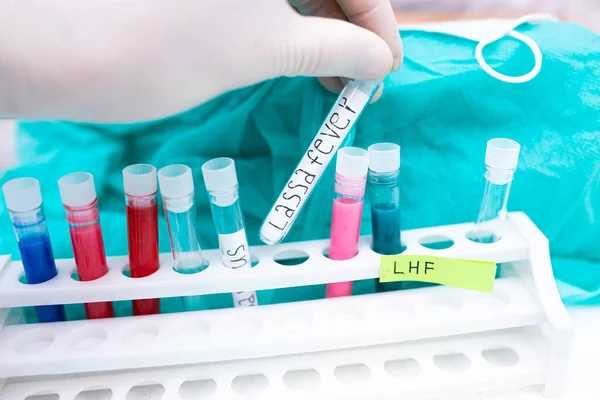 Hand Hand Mit Medizinischem Reagenzglas Mit Der Aufschrift Lassafieber Pandemiekonzept — Stockfoto