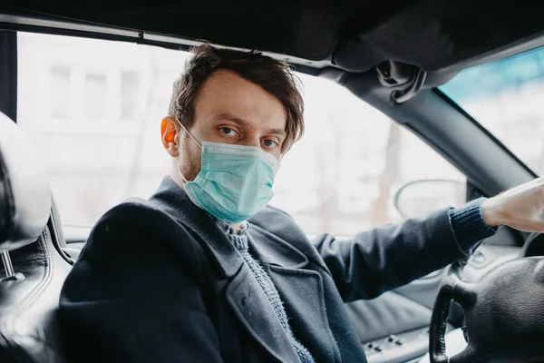 Άνθρωπος Προστατευτική Μάσκα Που Κάθεται Στο Αυτοκίνητο Πανδημία Έννοια Της — Φωτογραφία Αρχείου