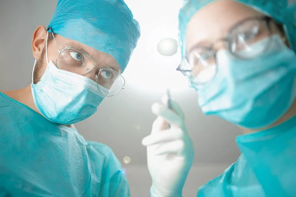 Cirujano Profesional Con Una Joven Asistente Interna Quirófano Hospitalario Concepto — Foto de Stock