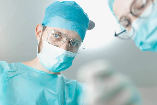 Professionelle Chirurgin Mit Junger Assistenzpraktikantin Operationssaal Des Krankenhauses Medizinisches Konzept — Stockfoto