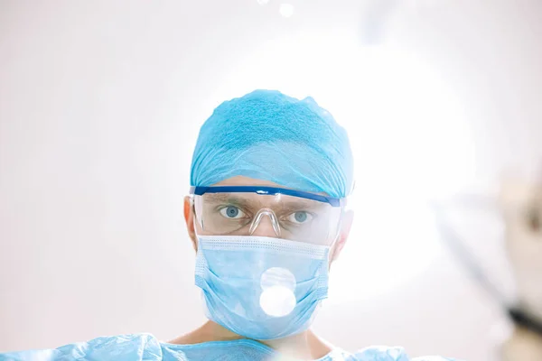 验尸官大流行时 身穿制服 戴护目镜的年轻外科医生 — 图库照片