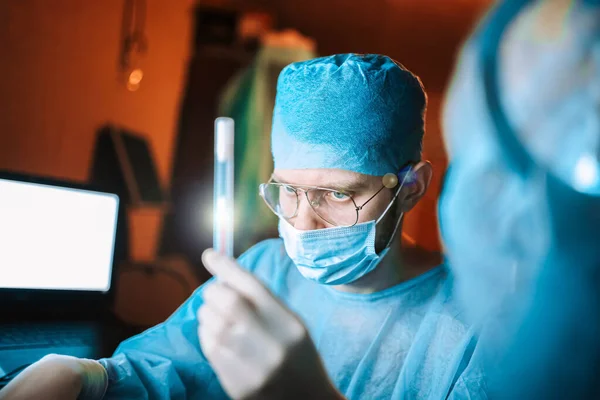 Científico Médico Examinando Muestra Virus Laboratorio — Foto de Stock