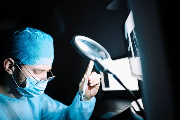 Científico Médico Examinando Muestra Virus Laboratorio — Foto de Stock