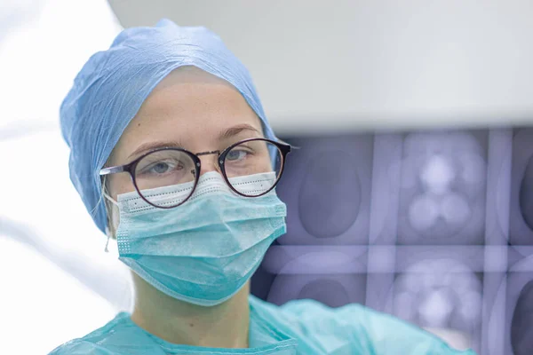 Νεαρή Γυναίκα Χειρουργός Γιατρός Στολή Και Γυαλιά Στο Χειρουργείο Κατά — Φωτογραφία Αρχείου