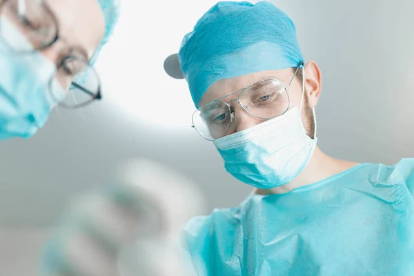 Cirujano Profesional Con Una Joven Asistente Interna Quirófano Hospitalario Concepto — Foto de Stock