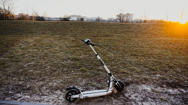 Fehér Elektromos Robogó Zöld Gyepen Nyáron Kétkerekű Városi Környezetvédelmi Közlekedés — Stock Fotó