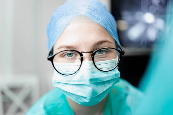Joven Cirujana Doctora Uniforme Gafas Quirófano Durante Pandemia — Foto de Stock