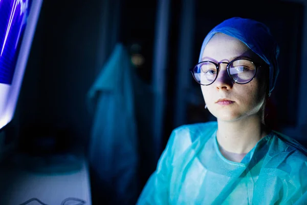 Young Woman Surgeon Doctor Uniform Goggles Operating Room Pandemic — Stock Photo, Image