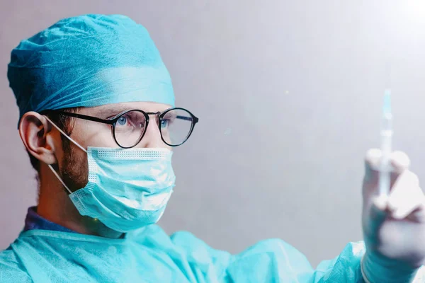 Mladý Muž Chirurg Lékař Uniformě Brýle Drží Stříkačku Ruce — Stock fotografie