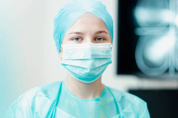 Mladá Žena Chirurg Lékař Uniformě Operačním Sále Během Pandemie — Stock fotografie