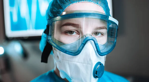 Junge Chirurgin Uniform Und Brille Operationssaal Während Einer Pandemie — Stockfoto