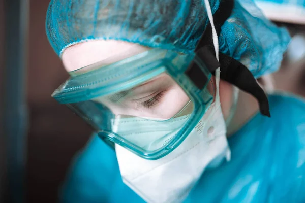 Ung Kvinna Kirurg Läkare Uniform Och Glasögon Operationssalen Pandemi — Stockfoto