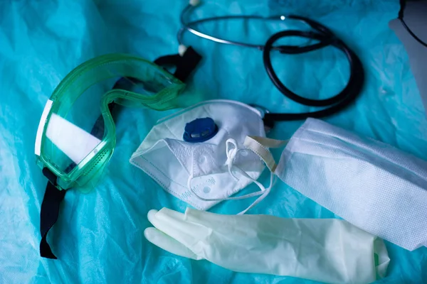 Skyddsform Med Glasögon Och Stetoskop Med Handskar Efter Byte Epidemiolog — Stockfoto