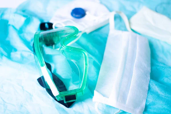 流行病学家换班后戴眼镜和戴手套的听诊器的保护形式 验尸官概念 — 图库照片