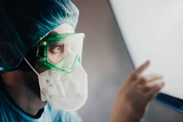 Mann Schutzuniform Und Brille Eines Epidemiologischen Arztes Der Nachts Krankenhaus — Stockfoto