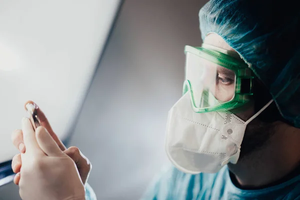 Hombre Con Uniforme Protector Gafas Epidemiólogo Médico Mirando Pantalla Hospital — Foto de Stock