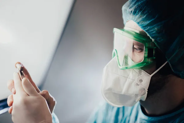 Muž Ochranné Uniformě Brýle Epidemiologa Lékař Dívá Obrazovku Nemocnici Noci — Stock fotografie